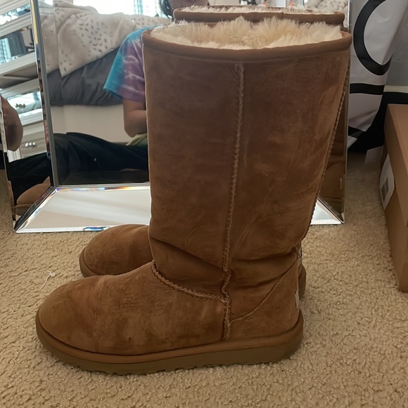UGG tan Boots size 5!! - Picture 3 of 4